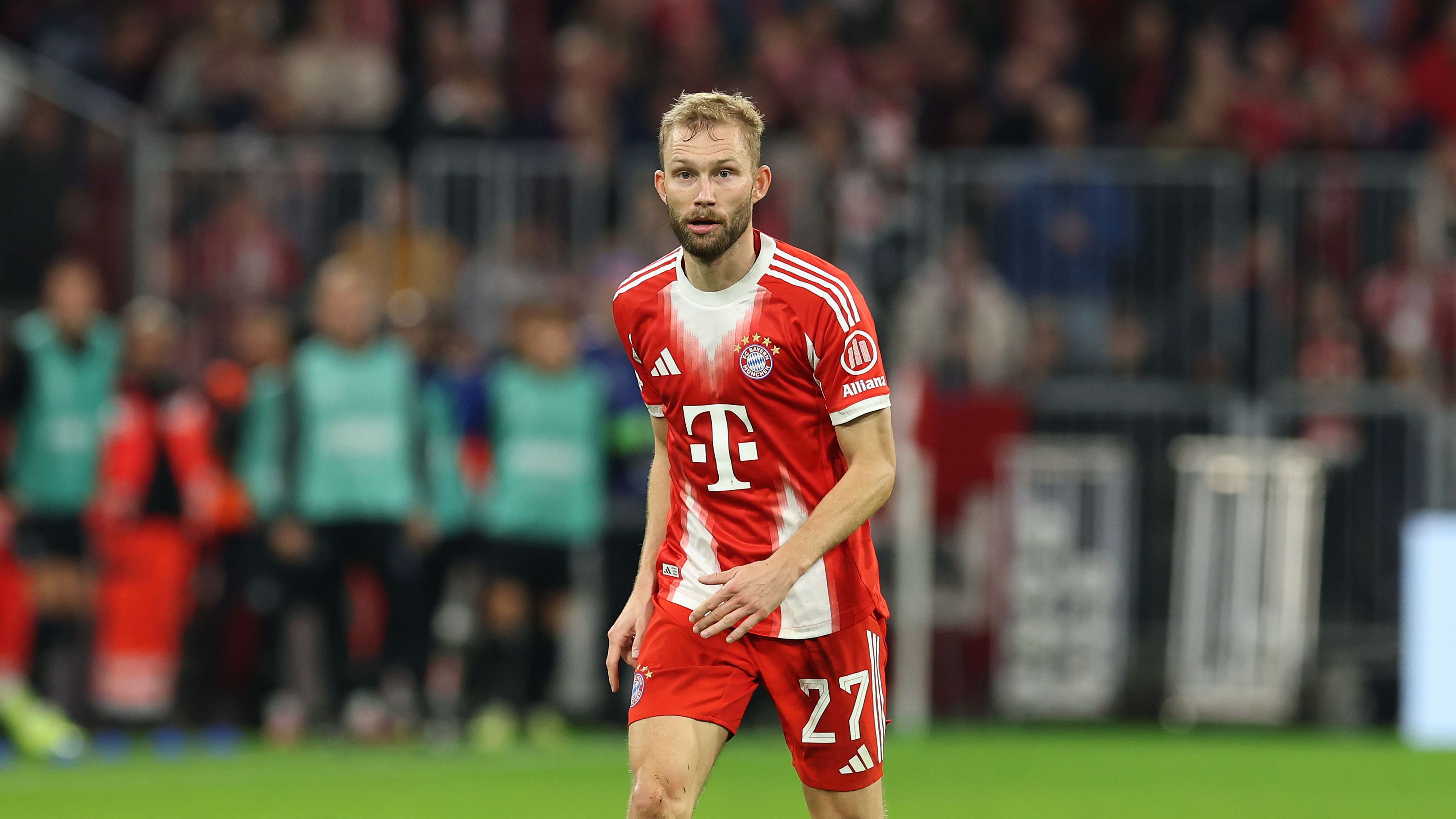 Bayern Munich Set to Offer Contract Extension to Star Full-Back Under Vincent Kompany’s Guidance