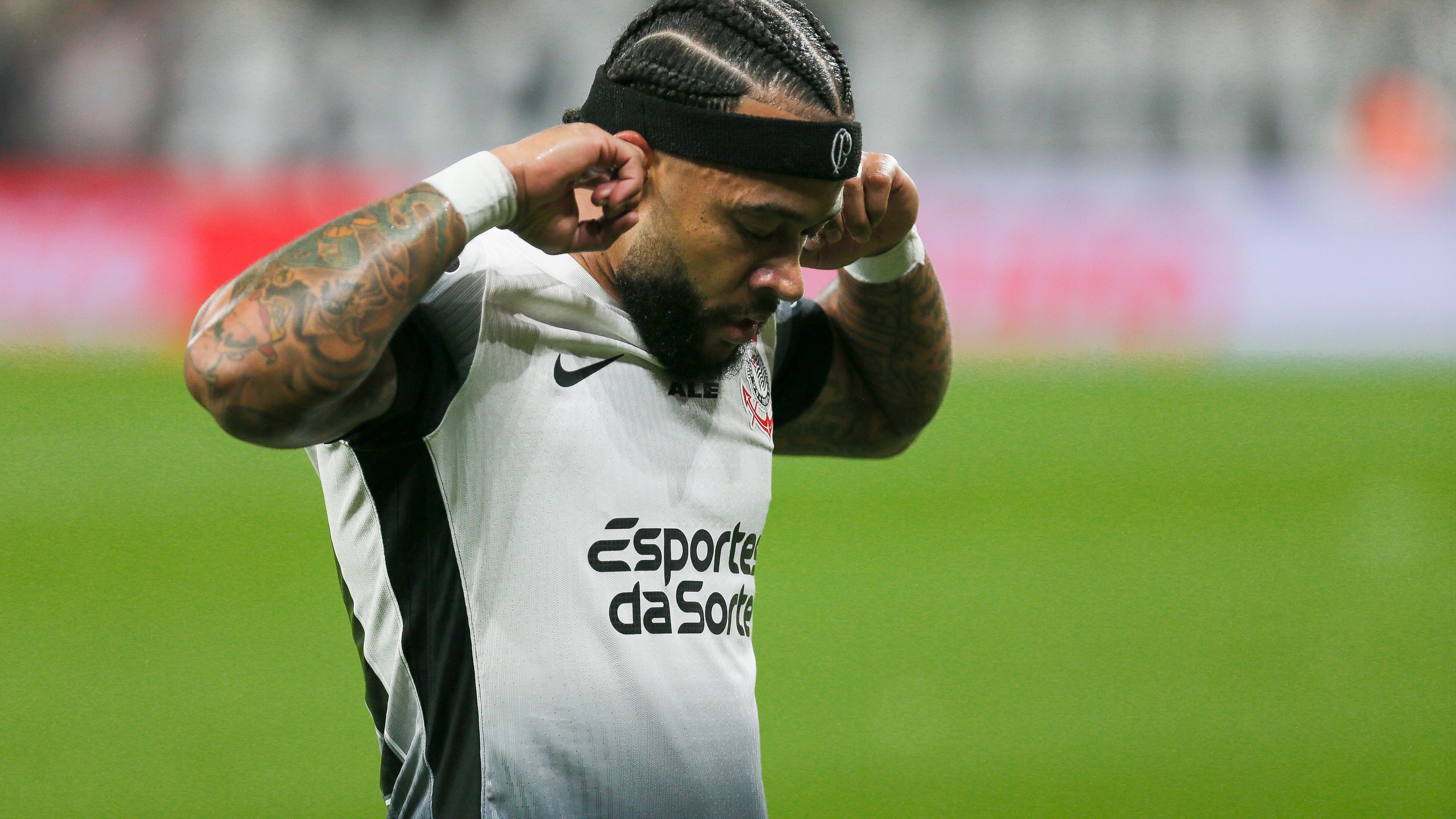 Memphis Depay Aids Corinthians Amid Financial Crisis by Relinquishing Hotel Suite Costing €2.5 Million