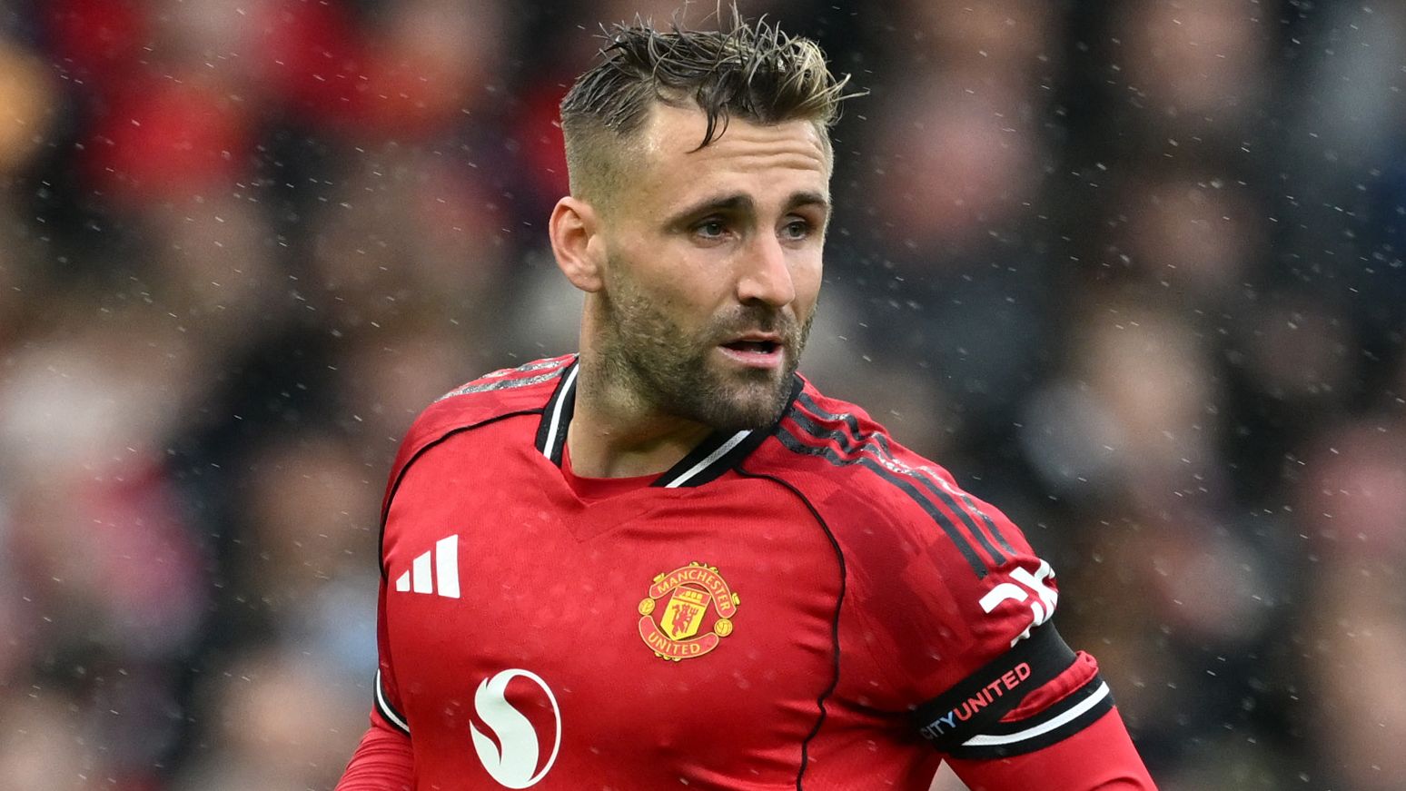 Gary Neville’s Sharp Critique: Calls ‘Ambling’ Manchester United Player a ‘Waste of Time’ During Defeat to 10-Man Everton