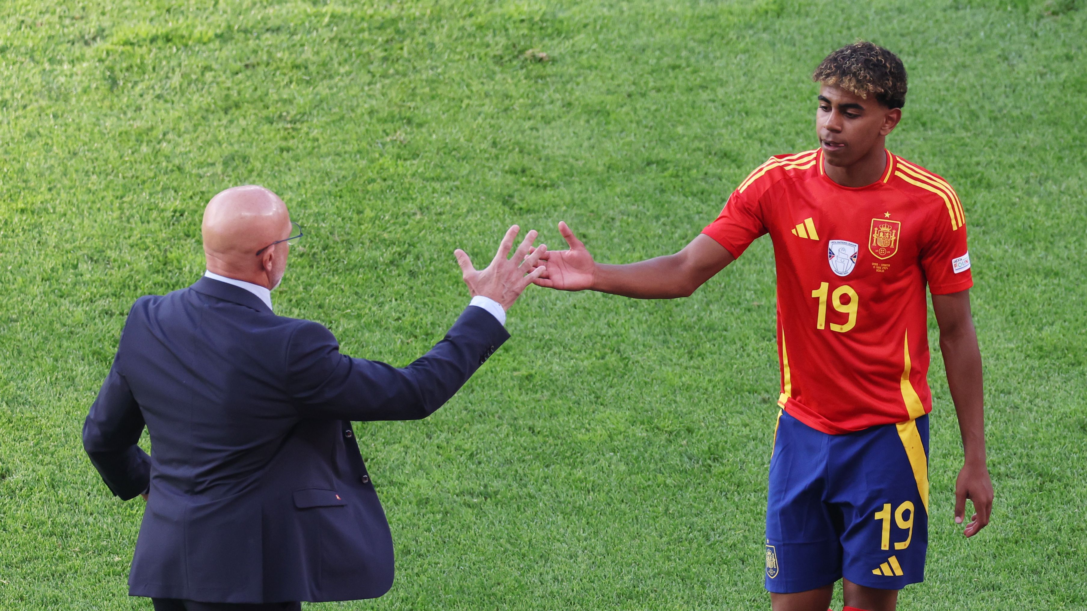 Spain Manager Confirms No Issues Between Lamine Yamal and Dani Carvajal After El Clásico Incident, Denying Disrespect Toward Real Madrid Captain