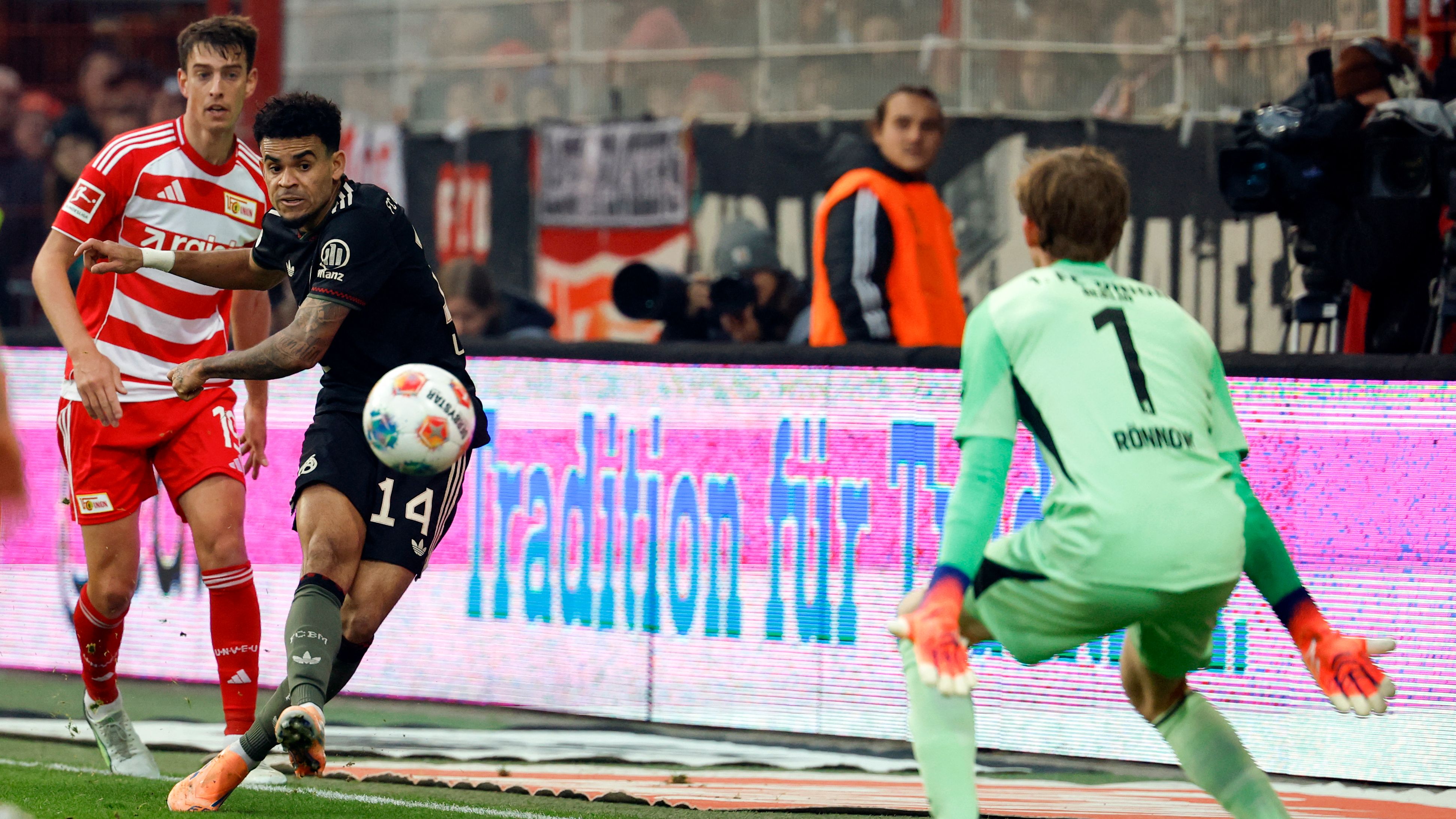 Luis Diaz’s Profligacy Forgiven After Exceptional Goal Against Bayern Munich, as Club Legend Praises Team’s Resilience Despite Setback