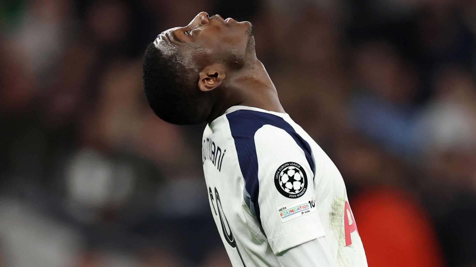 Randal Kolo Muani Sustains Fractured Jaw in Incident with Harry Maguire During Tottenham Hotspur’s Draw Against Manchester United