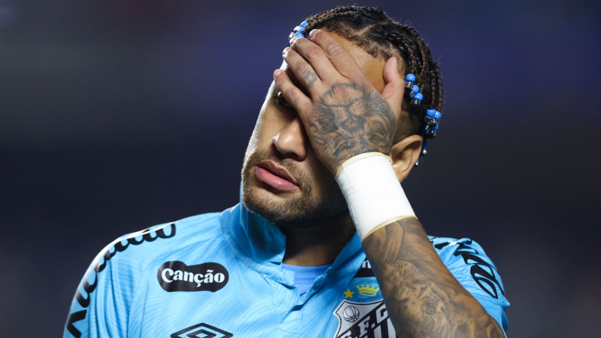 Video: Neymar’s Disbelief at Substitution Leads Him to Abandon Santos Match Amid Flamengo Defeat and Relegation Struggle
