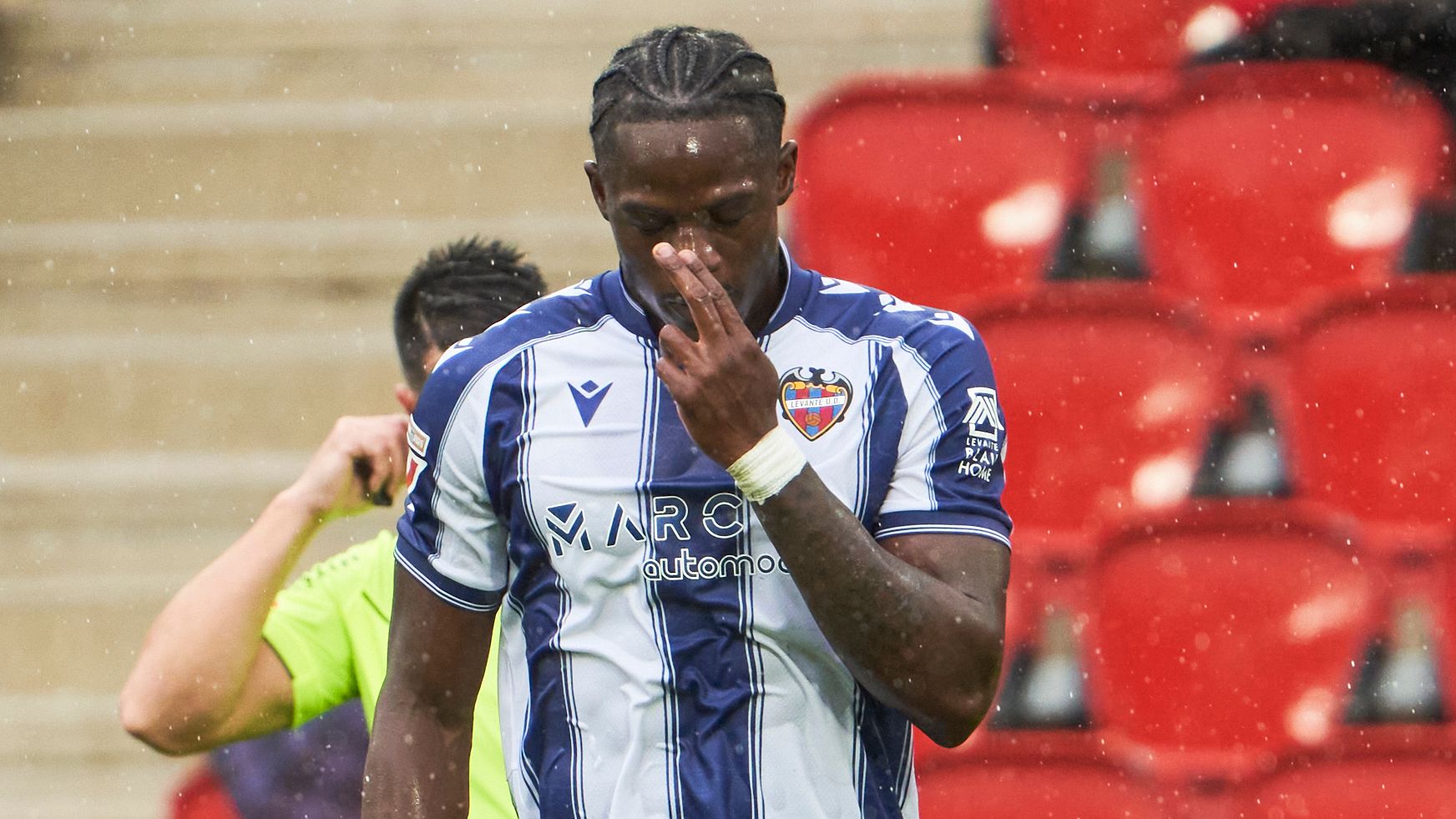 A Promising Talent Eyes Chelsea Move: Barcelona and Real Madrid Target Compares Himself to Harry Kane in Style