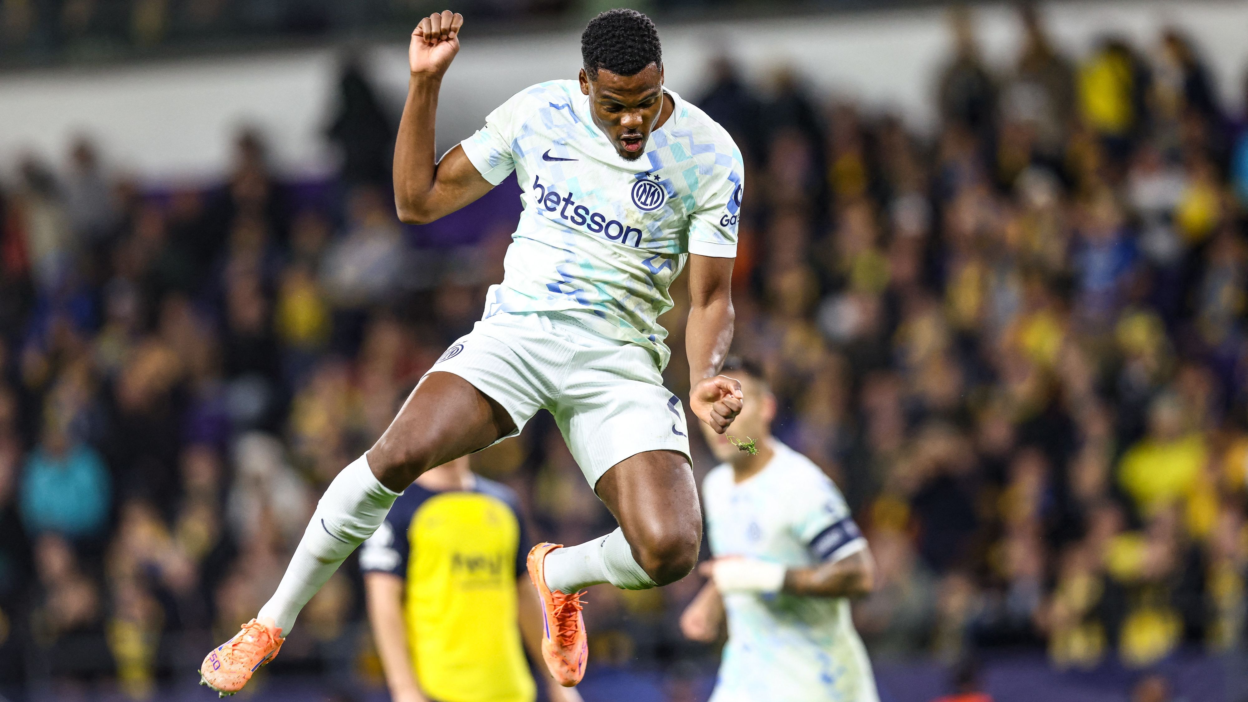 Inter Milan Suffers Setback as Denzel Dumfries’ Ankle Injury Proves More Severe Than Initially Assessed