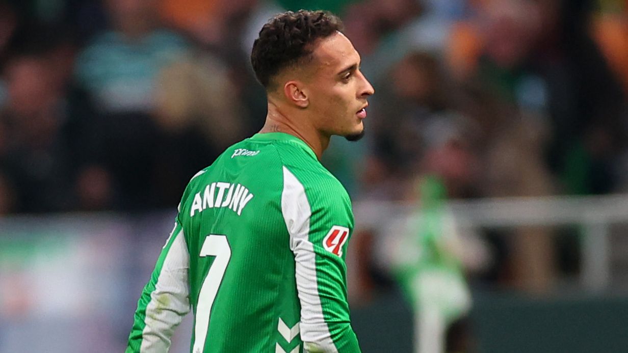 Antony Overcomes Emotions in Live Interview After Manchester United Ban from Season’s Pivotal Match